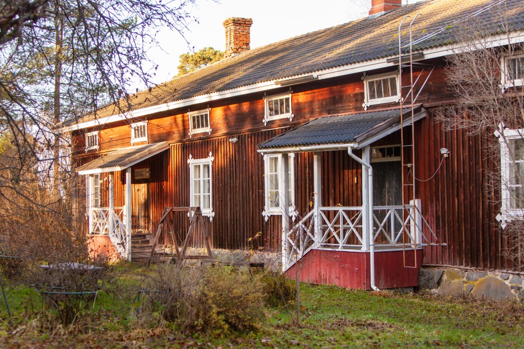 Latokartanonkoski, an ironworks old office and employee building built in 1820. 