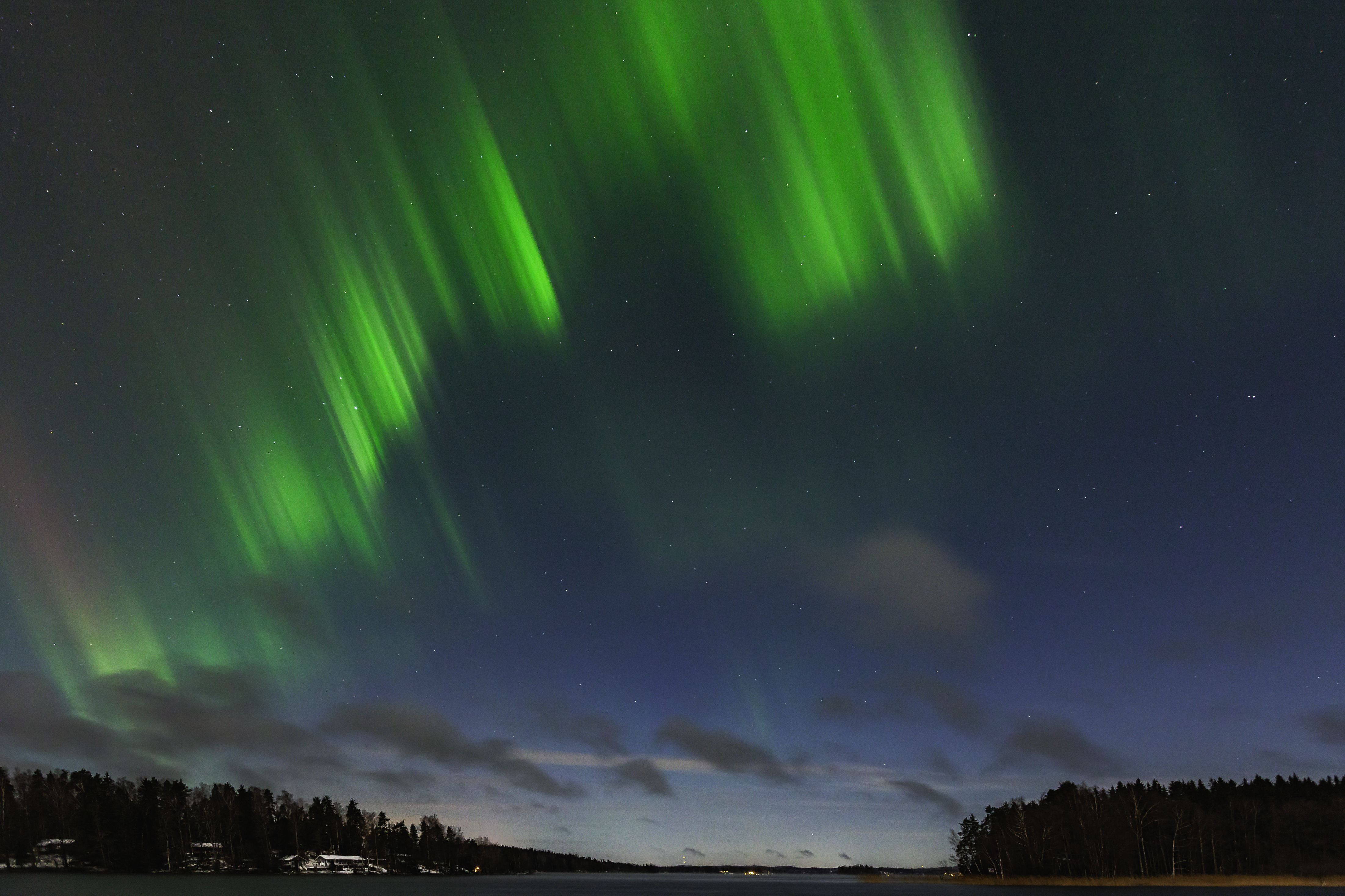 Northern lights 水の結晶 Celestial Symphony: Captivating Night of Northern Lights – MINNA